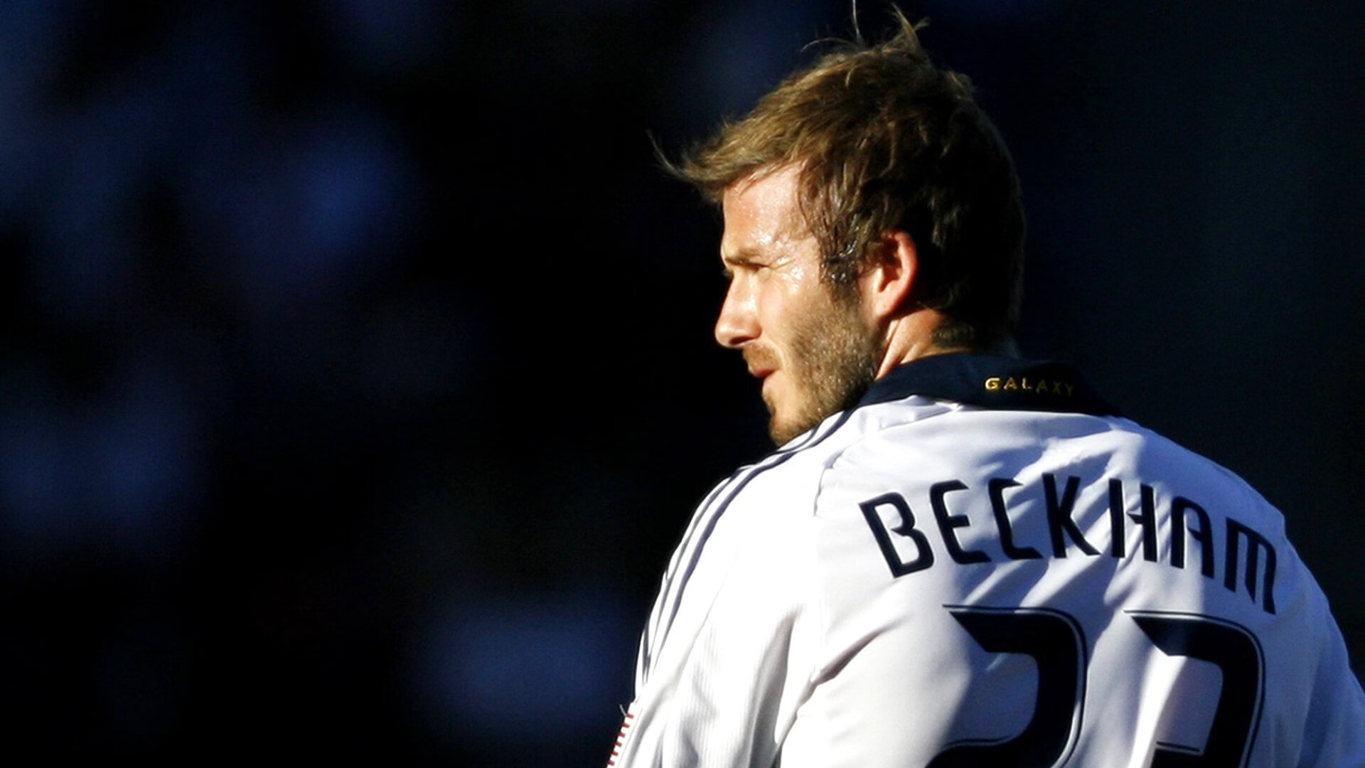 马雷斯卡:让詹姆斯踢后腰是因对手在中场屯人,要加强对抗,詹姆斯致敬马龙